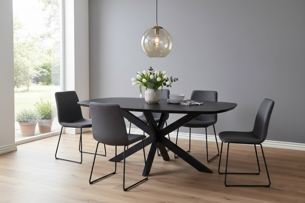 004 Radüslü Siyah Meşe Masa